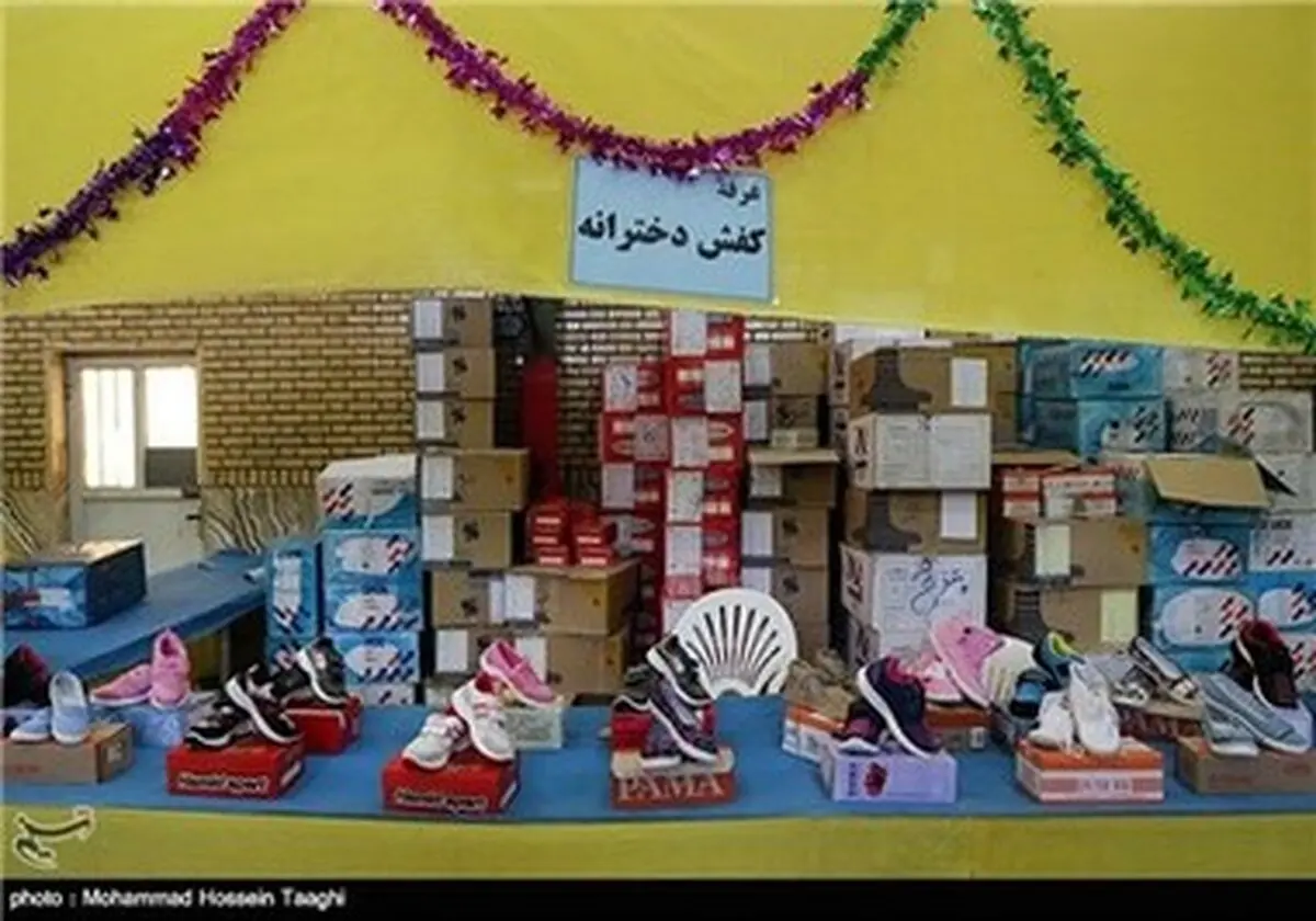 توزیع هدایای مقام معظم رهبری به دانش‌آموزان محروم/ تصاویر