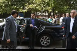 وزیر راه ایران با چه خودرویی در هند تردد می کند؟/ عکس