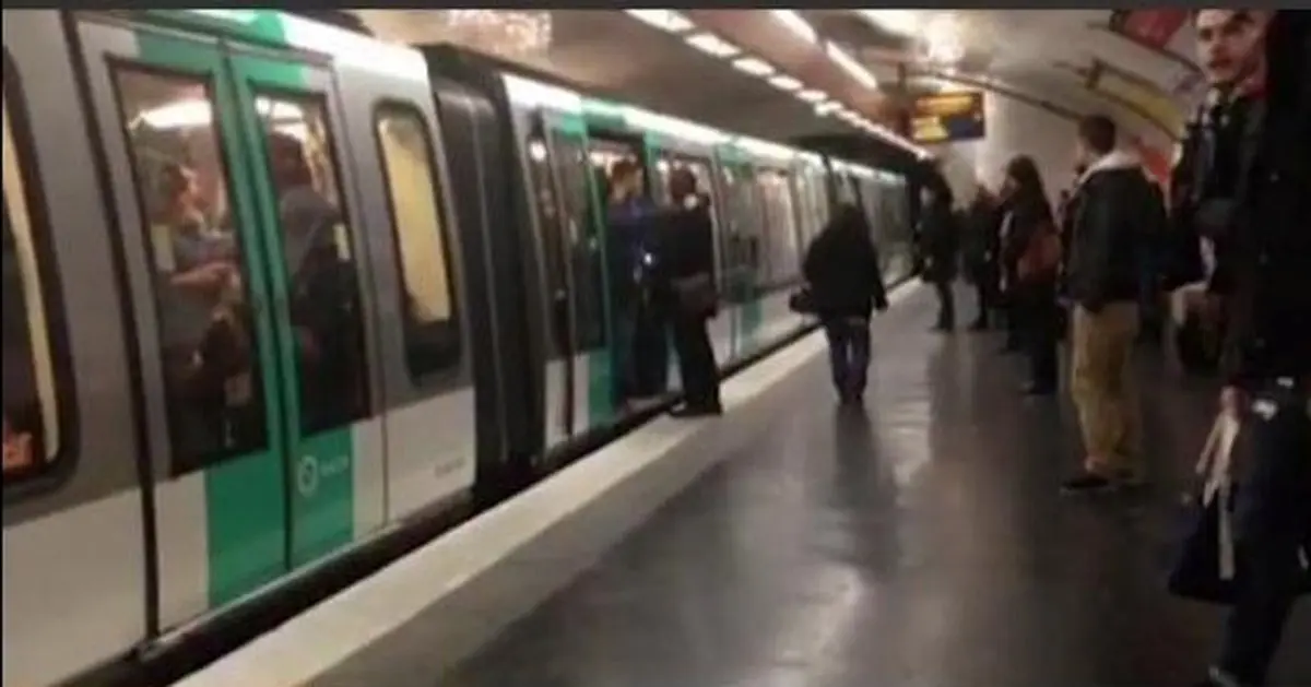 حرکت بسیار زشت هواداران چلسی در مترو دردسرساز شد! + عکس