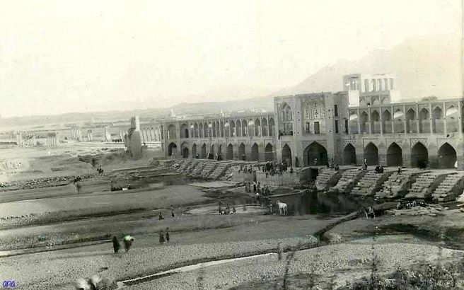عکس / نمایی متفاوت از پل خواجو – اواخر دوره قاجار