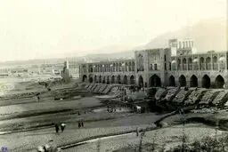 عکس / نمایی متفاوت از پل خواجو – اواخر دوره قاجار