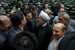 گزارش نیویورک تایمز از ادامه بحران حقوق های نجومی در ایران/ دوستان روحانی دشمنان او هستند