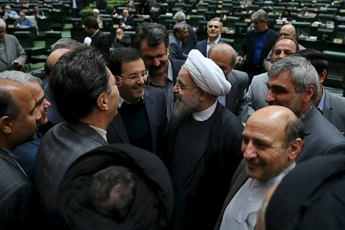 گزارش نیویورک تایمز از ادامه بحران حقوق های نجومی در ایران/ دوستان روحانی دشمنان او هستند