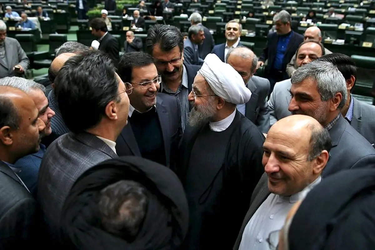 گزارش نیویورک تایمز از ادامه بحران حقوق های نجومی در ایران/ دوستان روحانی دشمنان او هستند