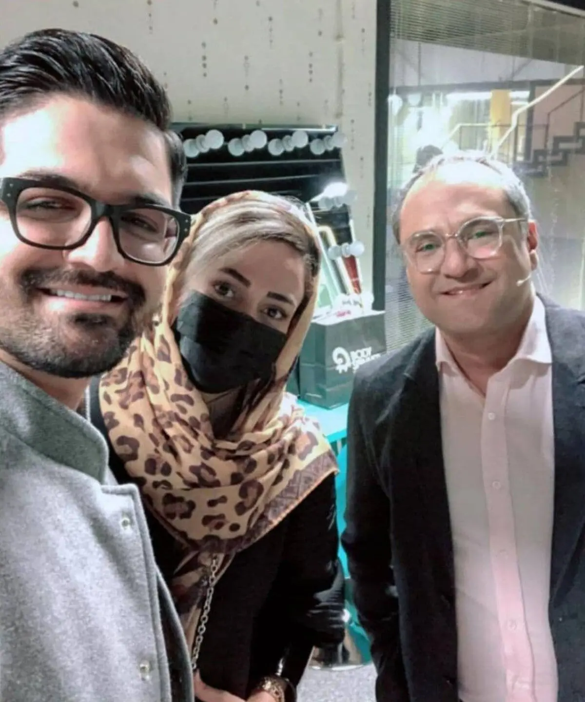 سینا شعبانخانی و همسرش در کنار رامبدجوان در پشت صحنه خندوانه+عکس