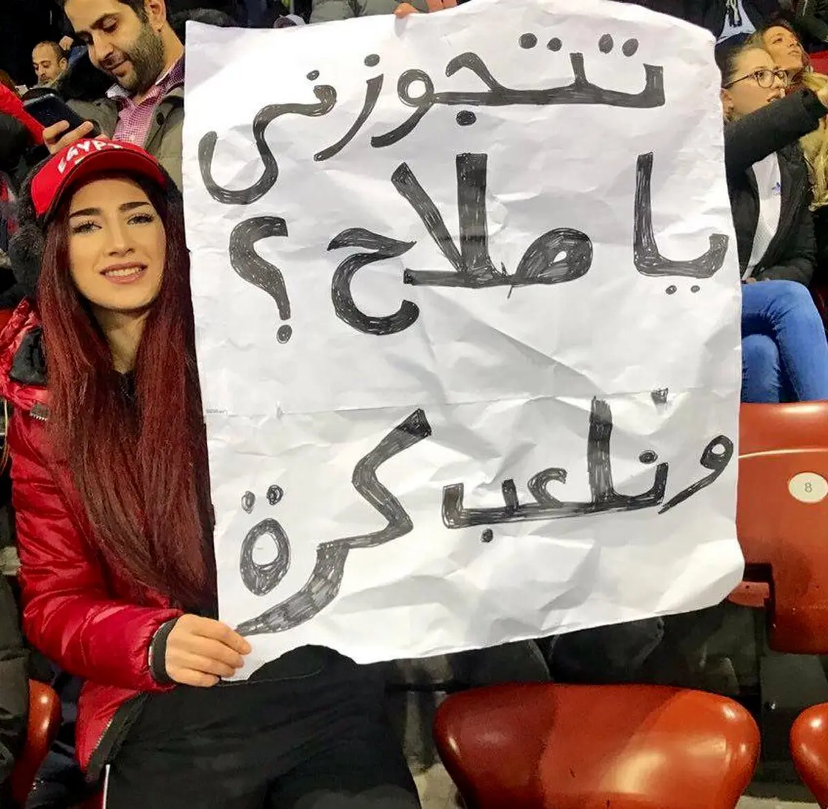 عکس/خواستگاری یک هوادار از صلاح از روی سکوها!