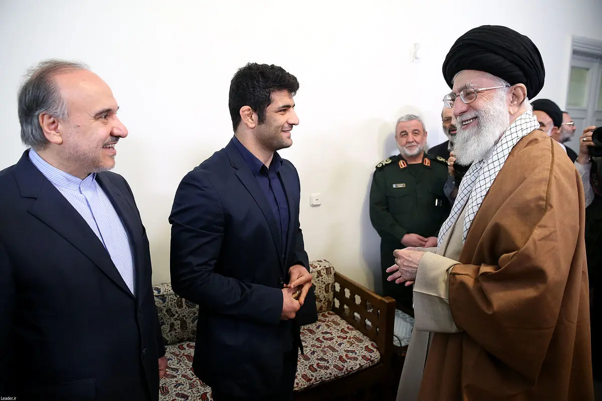 رهبر انقلاب به علیرضا کریمی: عزت آفرینی کردید، برای هدف بزرگ از حق خود گذشتید /مسئولان نباید در تجلیل و پاداش مادی کوتاهی کنند