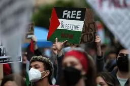 دستگیری یک دانشجوی معلول با دستبند به جرم حمایت از فلسطین