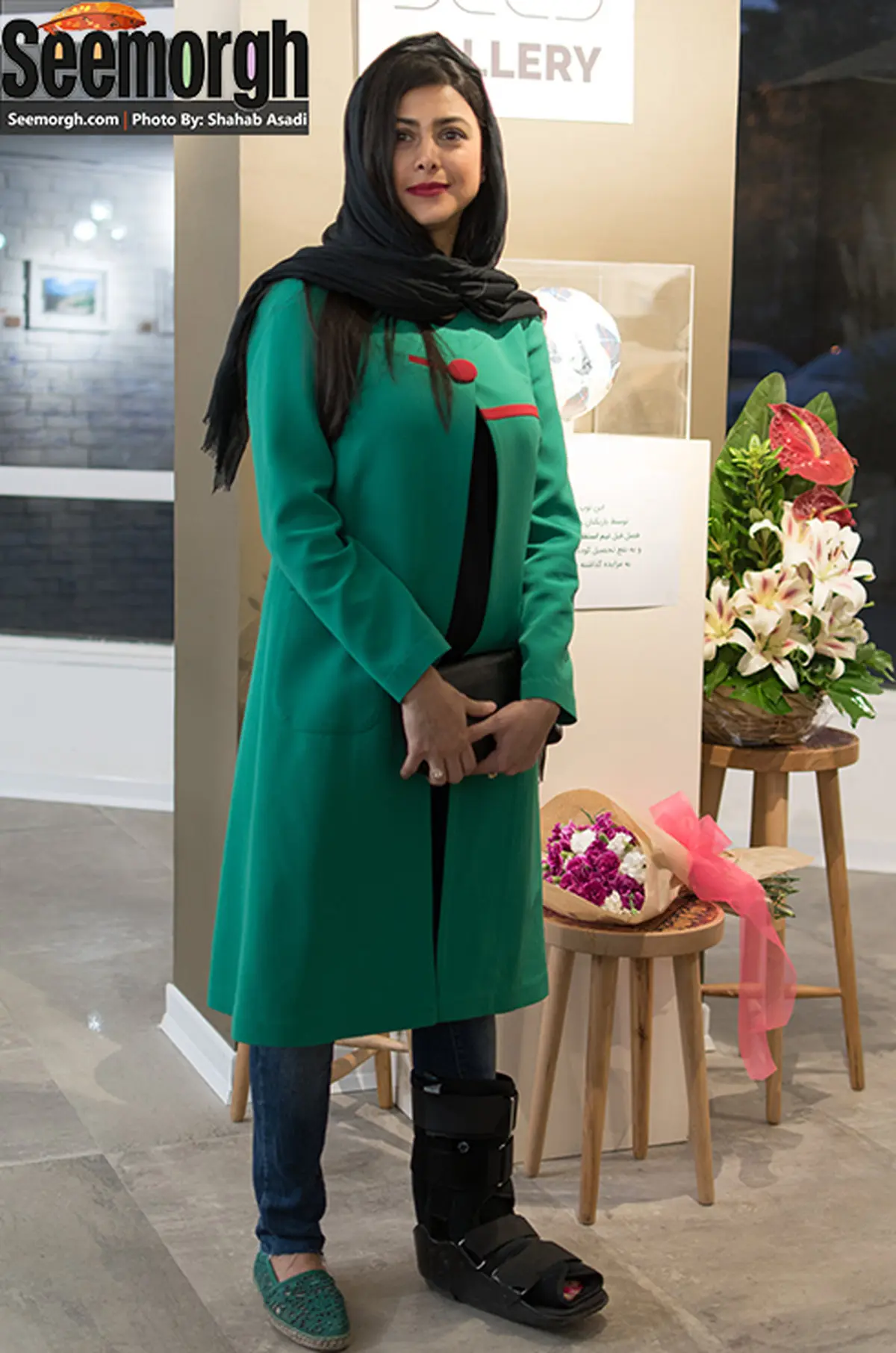 عکس آزاده صمدی با پای مصدوم