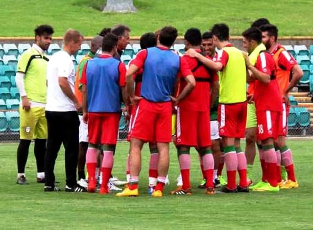 حلقه اتحاد بازيکنان براي پيروزي مقابل قطر (عکس)