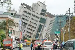 وضعیت عجیب یک هتل پس از زلزله ۶.۴ ریشتری تایوان‎/تصاویر