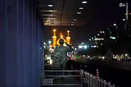 ادای احترام نظامی یک سرباز به بارگاه مقدس امام رضا(ع)/عکس