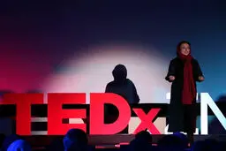 بازیگر زن ایرانی روی استیج برنامه تد تاک + عکس