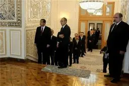 نظم ژاپنی‌ ها برای دست‌ دادن با ظریف/عکس