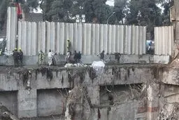 دیوارکشی مقابل محل حادثه ساختمان پلاسکو