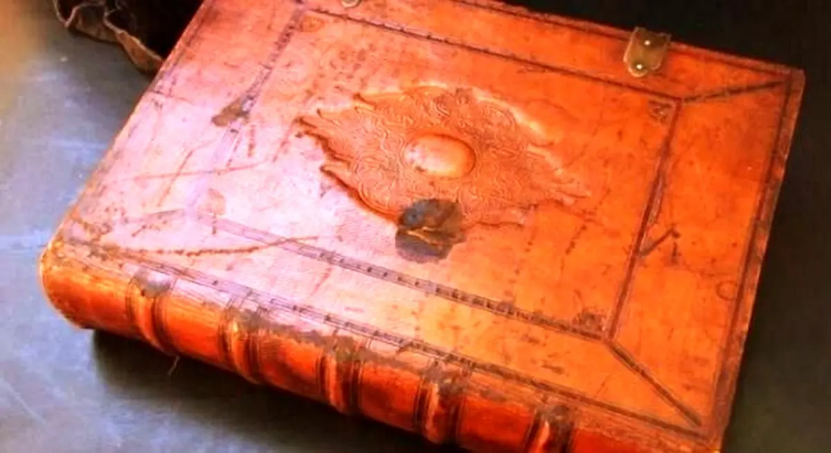 ترسناکترین کتاب جهان؛ راز بزرگ کتاب قاتل چیست؟ / همین که آن را باز کنید، می‌میرید!