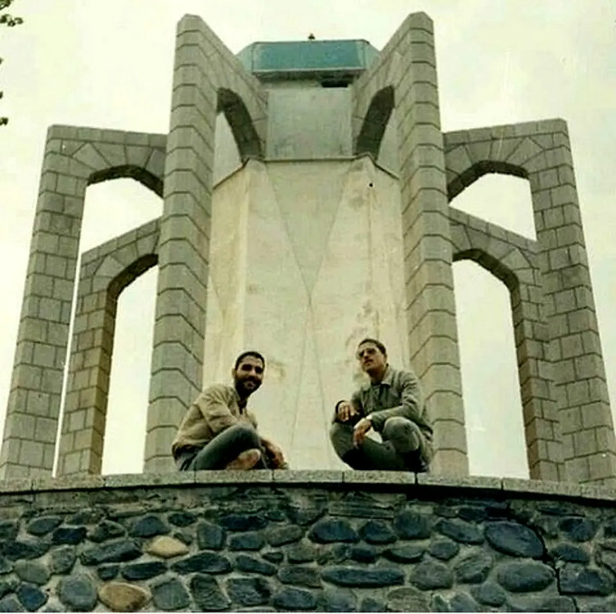 عکسی قدیمی و جالب از مهران مدیری درحال بازگشت از مناطق جنگی