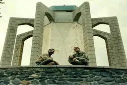 عکسی قدیمی و جالب از مهران مدیری درحال بازگشت از مناطق جنگی