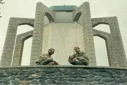 عکسی قدیمی و جالب از مهران مدیری درحال بازگشت از مناطق جنگی