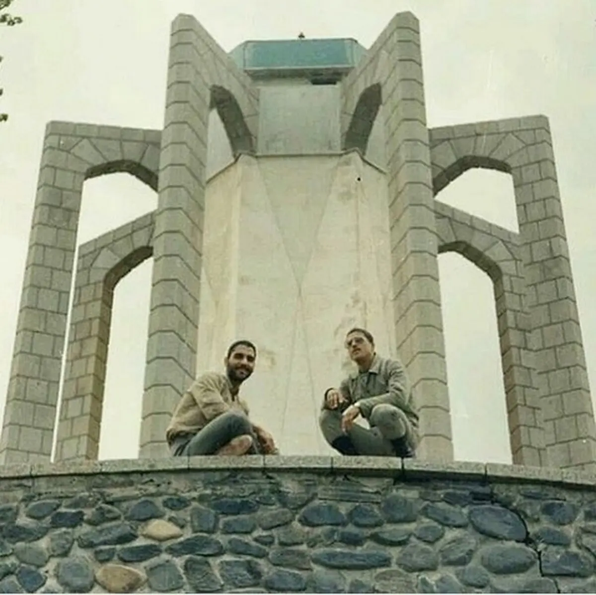 عکسی قدیمی و جالب از مهران مدیری درحال بازگشت از مناطق جنگی