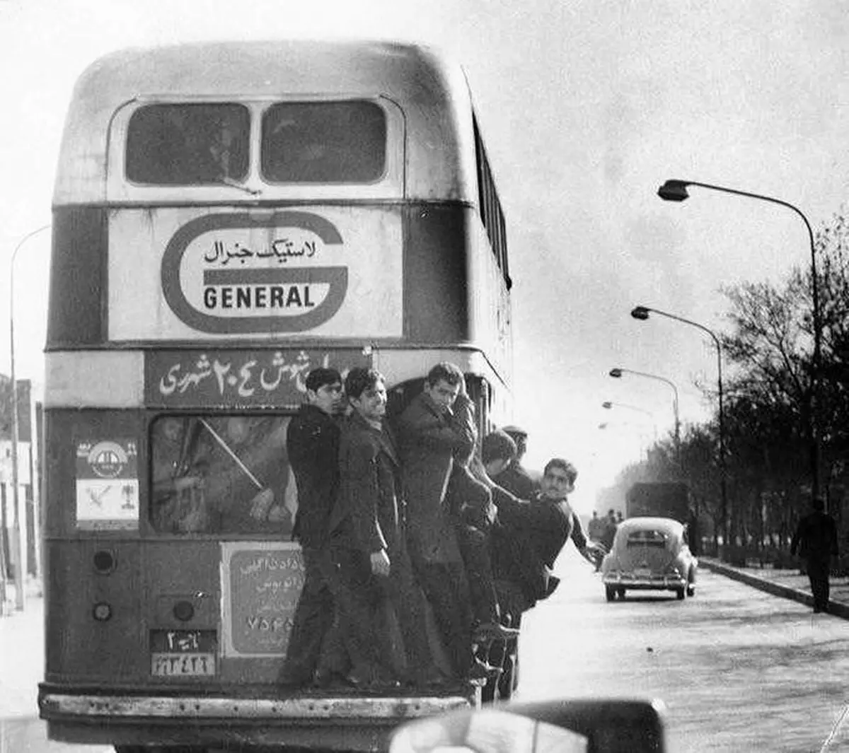 شیطنت جوانان دهه چهل در خیابان‌های تهران/عکس