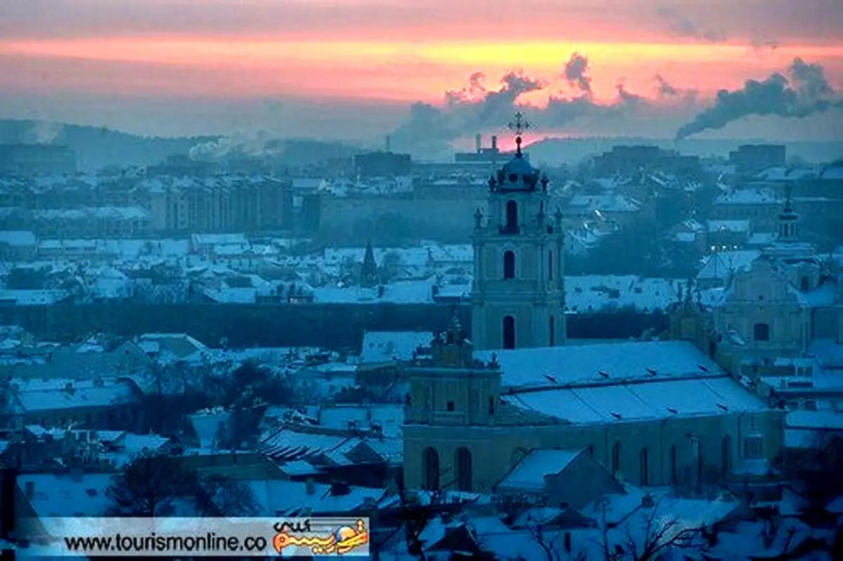 وقتی در روز برفی این شهر،غروب خورشید کاملا نارنجی رنگ است/ عکس