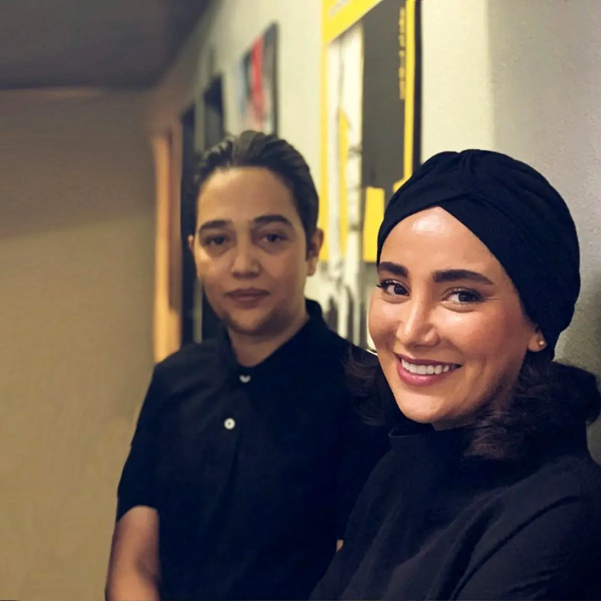 تیپ خاص بهاره افشاری در کنار خواننده محبوب + عکس