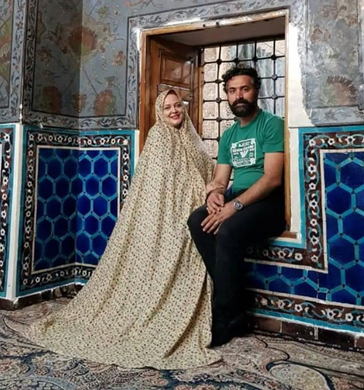 تصویری از بهاره رهنما با چادر در کنار همسرش