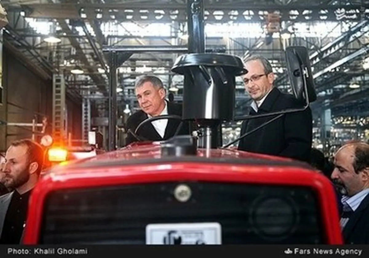 رئیس جمهور تاتارستان سوار بر تراکتور/عکس