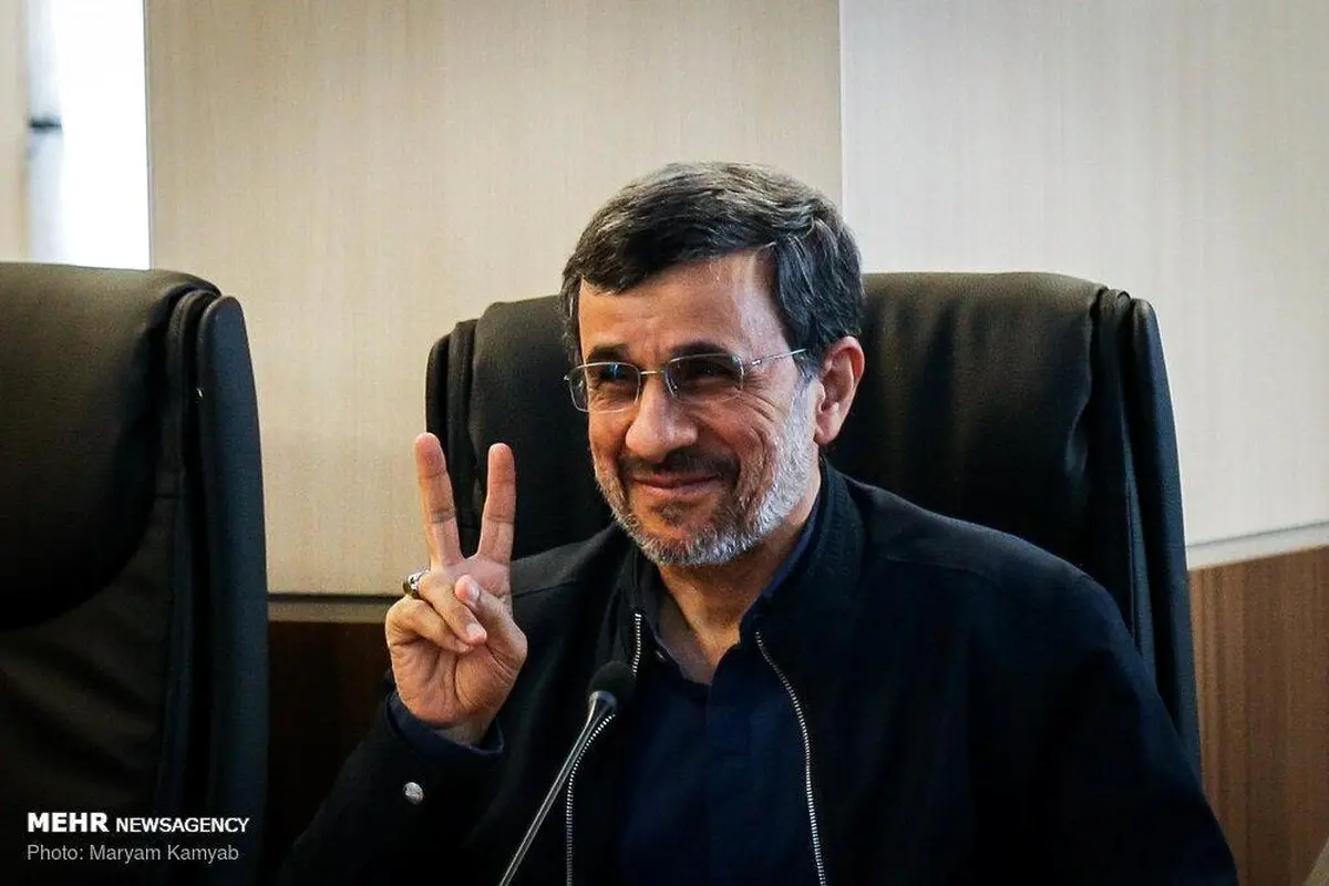 حرکات نه چندان عجیب احمدی نژاد در جلسه امروز /تصاویر