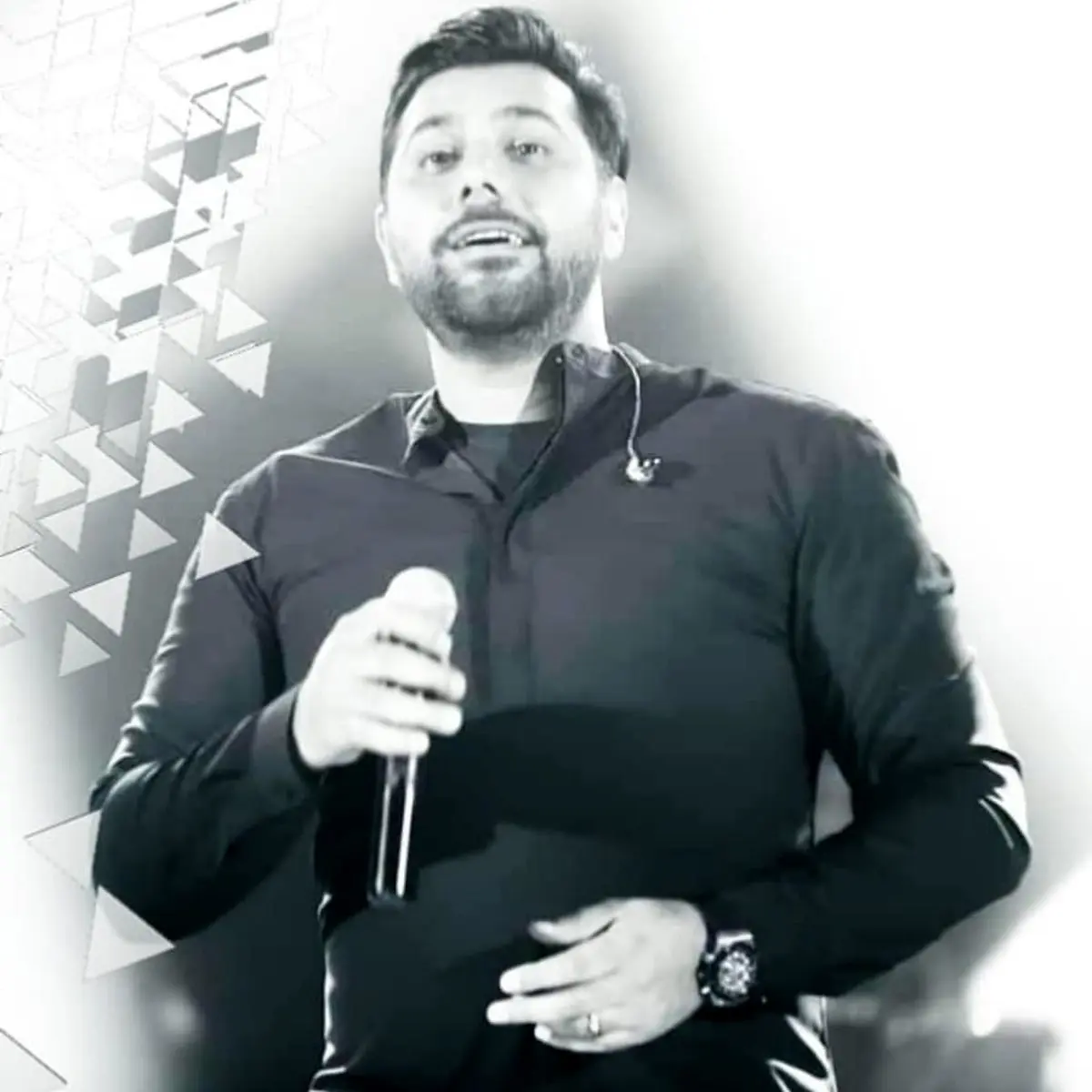 عکس سیاه و سفید از احسان خواجه امیری در کنسرتش