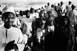 حضور گاندی همراه با طرفدارانش در تظاهراتی معروف به راهپیمایی نمک