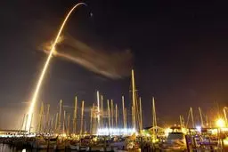 تصویری از پرتاب موشک فالکن-۹ که با نوردهی ۸ دقیقه گرفته شده