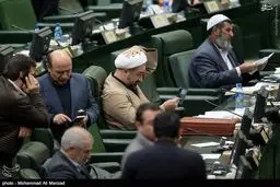 استفاده رسایی از گوشی‌موبایل به جای آیینه! /عکس