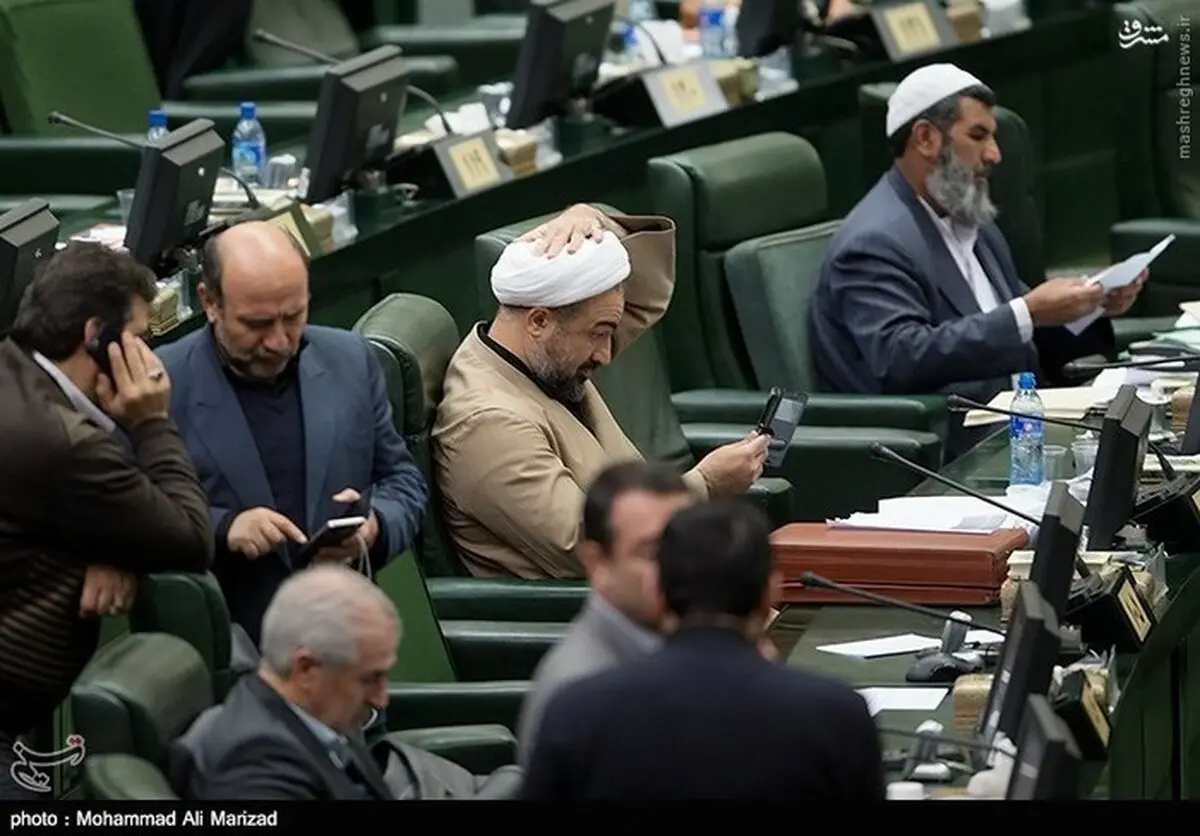 استفاده رسایی از گوشی‌موبایل به جای آیینه! /عکس