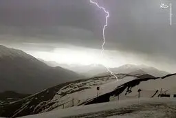لحظه تماشایی برخورد صاعقه با زمین در ارتفاعات تهران/عکس
