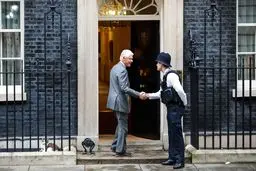 برخورد جالب بیل کلینتون با یک مامور پلیس در ایرلند شمالی/عکس