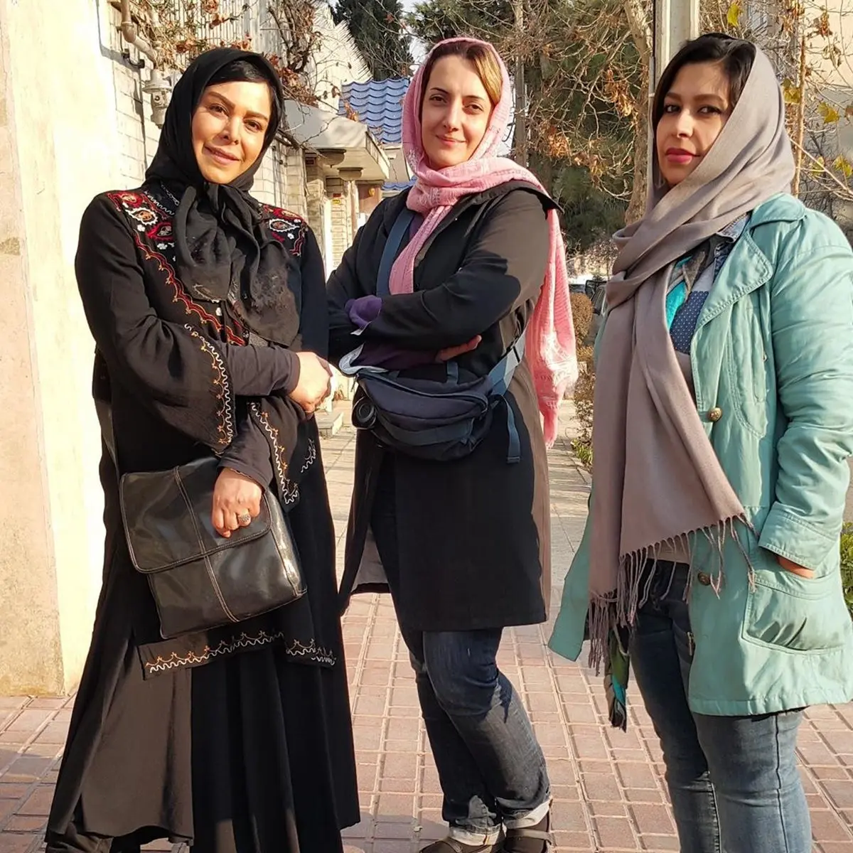 عکسی از فلور نظری در پشت صحنه فیلم اولین امضا