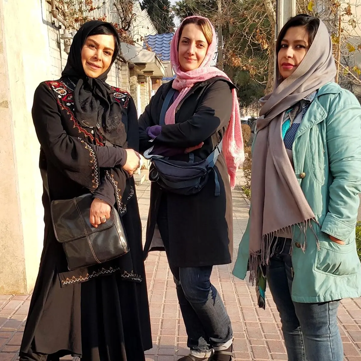 عکسی از فلور نظری در پشت صحنه فیلم اولین امضا