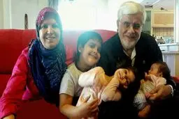 محمدرضا عارف در کنار همسر و نوه‌هایش/عکس