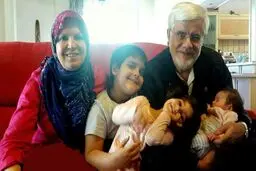 محمدرضا عارف در کنار همسر و نوه‌هایش/عکس