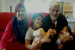 محمدرضا عارف در کنار همسر و نوه‌هایش/عکس