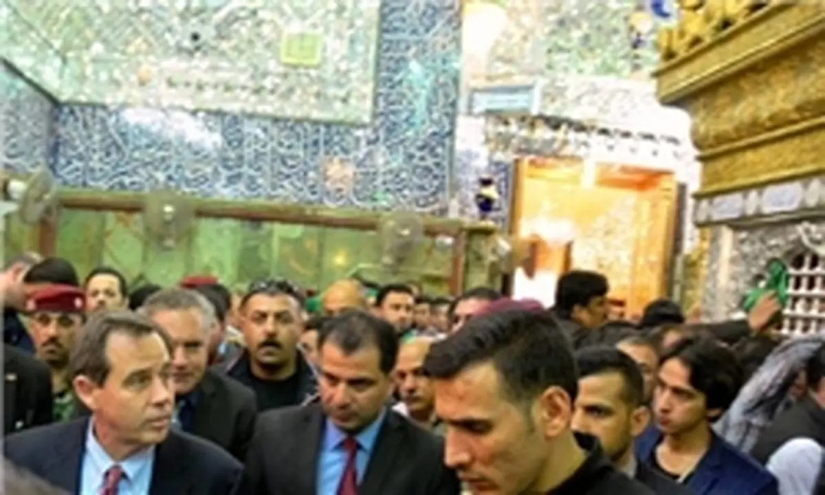 حضور سفیر آمریکا در مسجد امام علی(ع) شهر نجف+ عکس