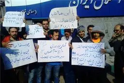 اقدام عجیب تعدادی از هواداران استقلال مقابل باشگاه/ عکس