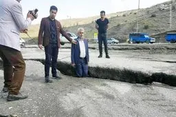 مصاحبه عجیب با فرماندار در محل رانش زمین! +عکس