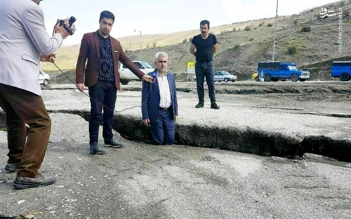 مصاحبه عجیب با فرماندار در محل رانش زمین! +عکس