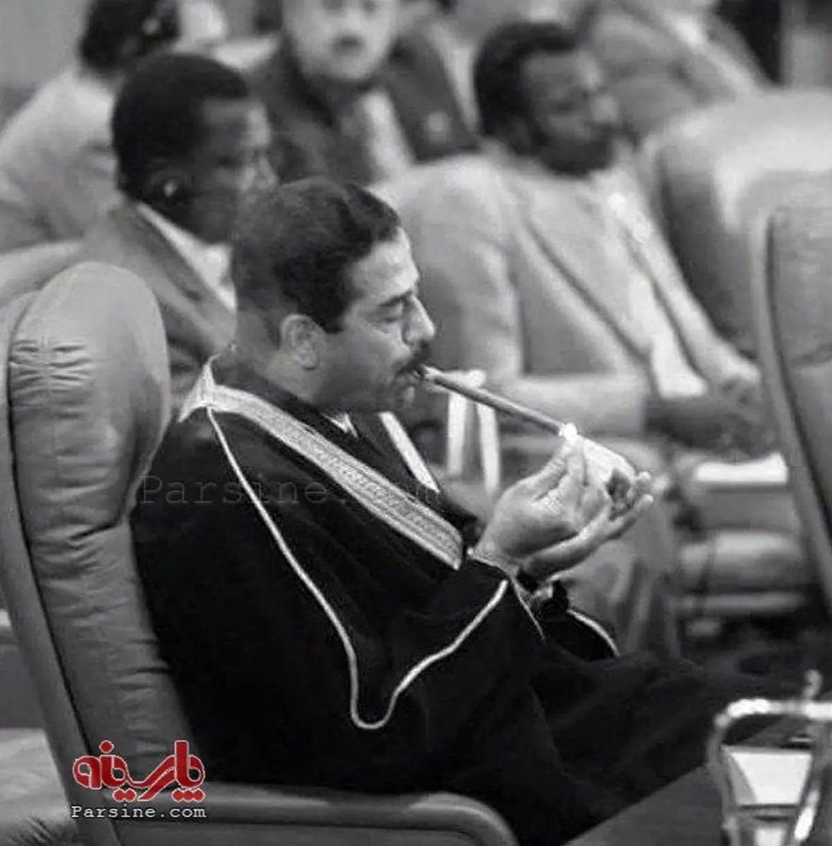 عکس:ترفند صدام برای نشان دادن اقتدار در جلسات بین المللی