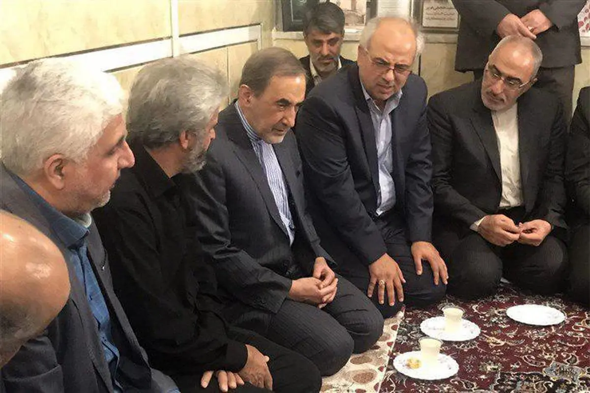 عکس: دیدار دکتر ولایتی با خانواده شهیدحججی