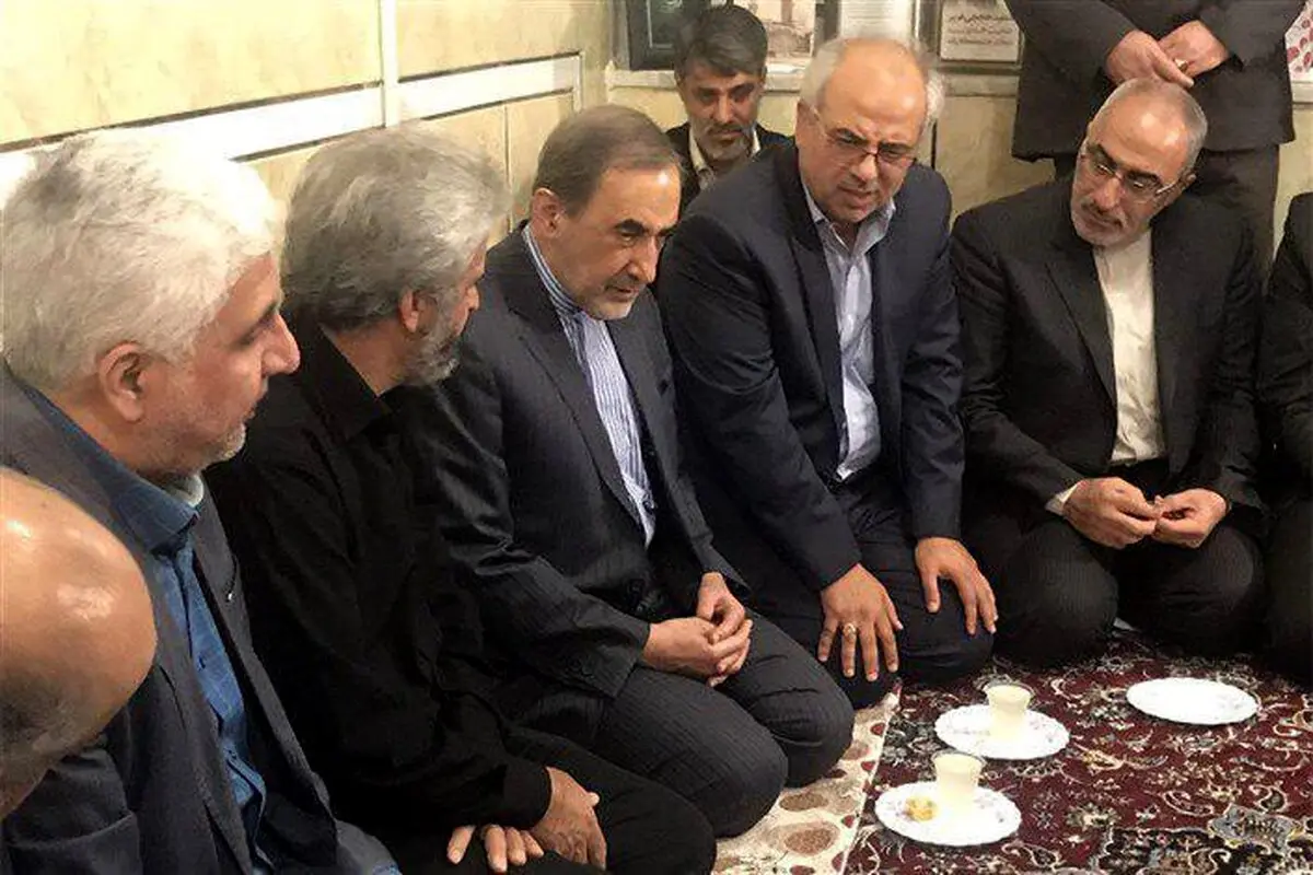 عکس: دیدار دکتر ولایتی با خانواده شهیدحججی