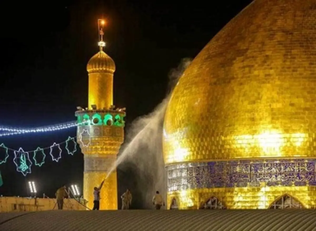 شستشوی گنبد طلای حرم امیرالمومنین(ع)/تصاویر